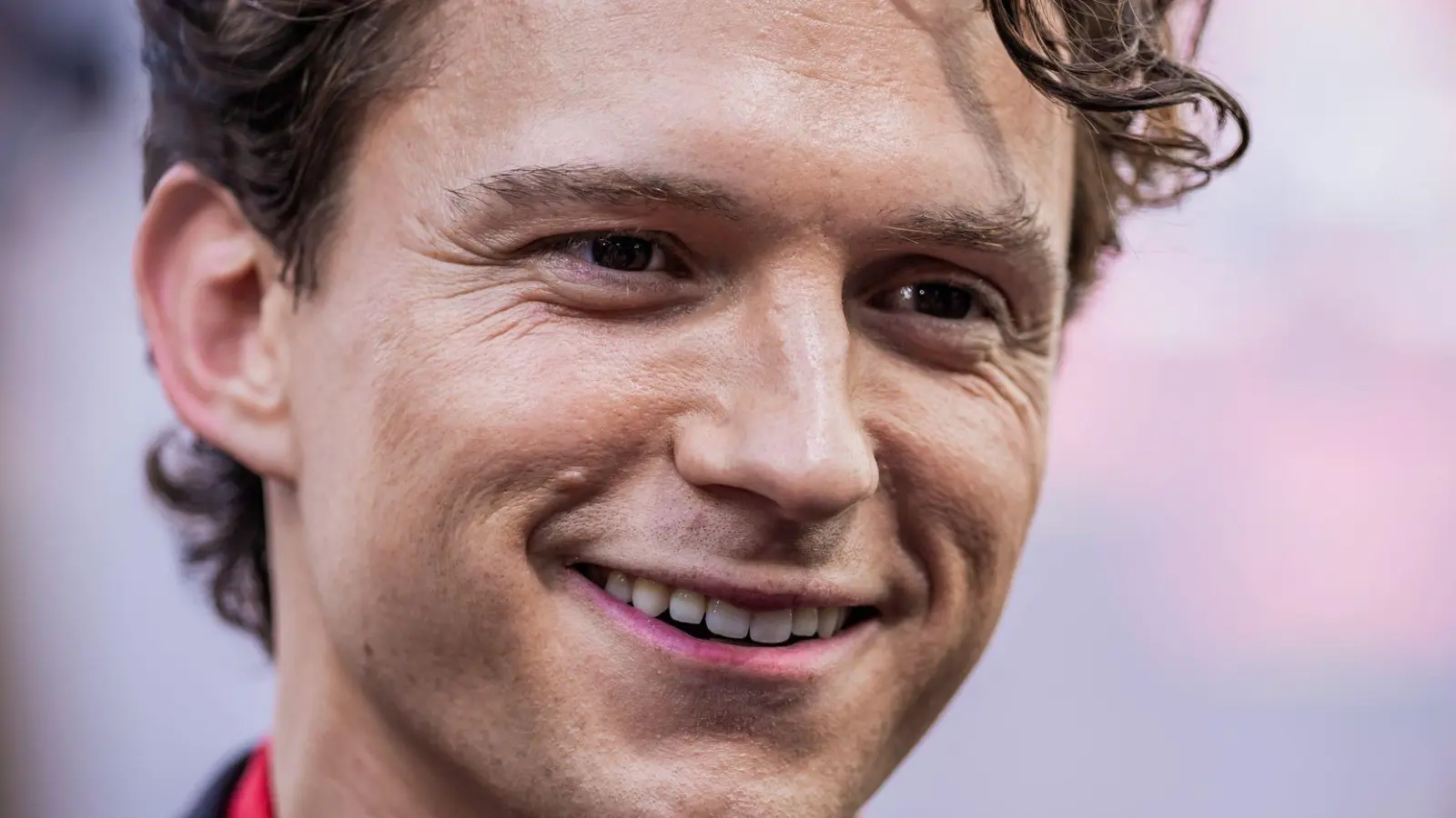 Tom Holland ist bald wieder als Spider-Man im Kino zu sehen. (Archivbild) (Foto: Christoph Soeder/dpa)
