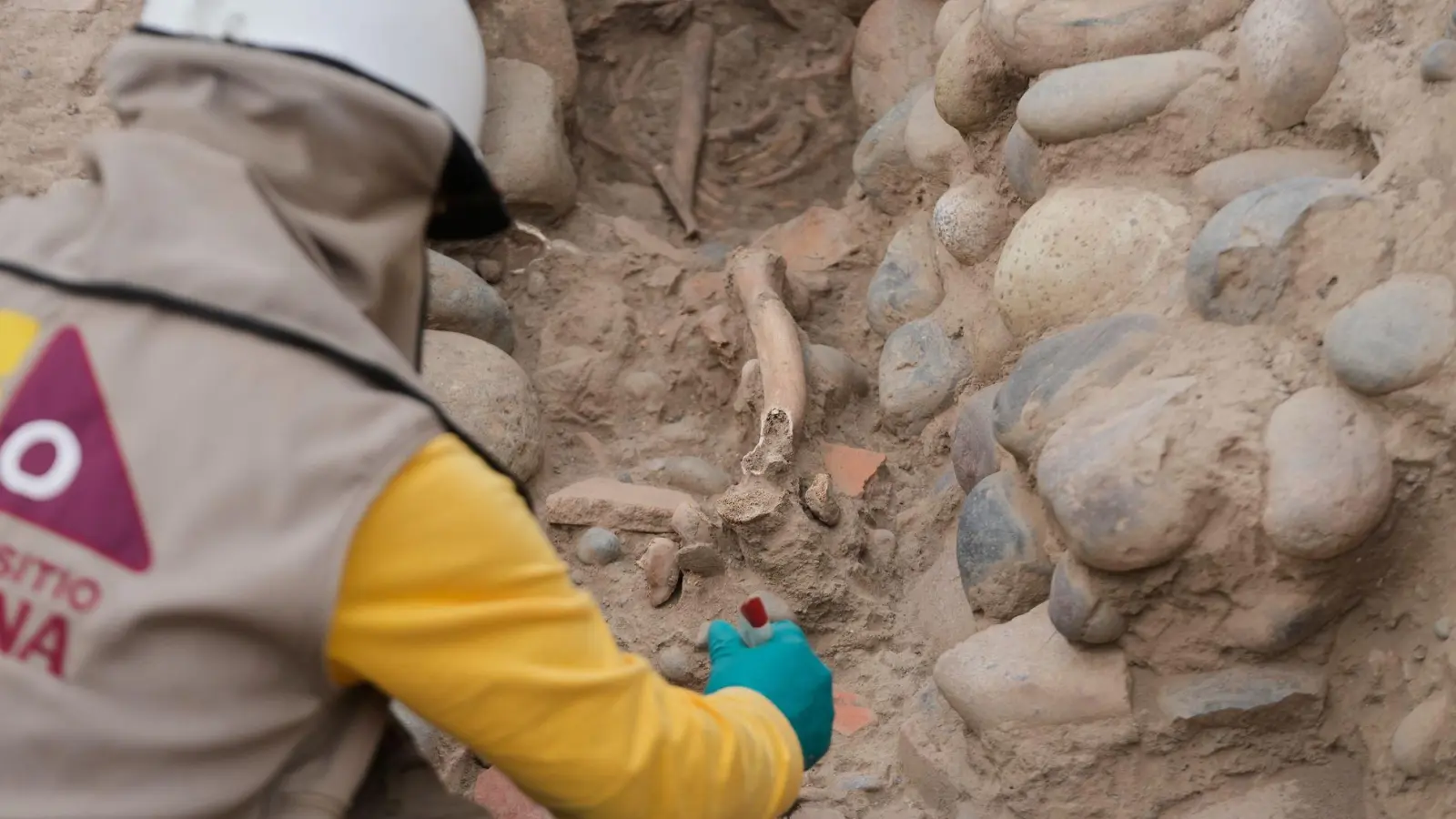 Das Team fand die rund 1.400 Jahre alten Überreste eines vermutlich erwachsenen Mannes. (Foto: Martin Mejia/AP/dpa)