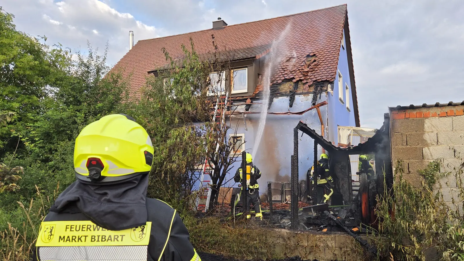 In Markt Bibart ist am Sonntagmorgen eine Gartenhütte abgebrannt; das Feuer griff auch aufs Wohnhaus über, doch konnten die Feuerwehrkräfte die Flammen löschen. (Foto: Kreisfeuerwehrverband/Rainer Weiskirchen)