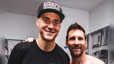 Das Käppi zum Gewinn des Supporters&#39; Shield steht ihm gut: Julian Gressel (links) mit Superstar Lionel Messi. (Foto: Inter Miami)