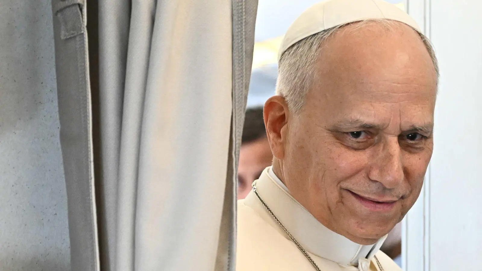 Papst Leo äußert sich im Flugzeug vor Journalisten. (Foto: Luca Zennaro/Ansa Pool via AP/dpa)