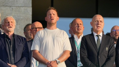 Julian Nagelsmann (m.) steht zwischen DFB-Sportdirektor Rudi Völler (l.) und Verbandschef Bernd Neuendorf (r.) auf der Tribüne des Berliner Olympiastadions.  (Foto: Michael Kappeler/dpa)