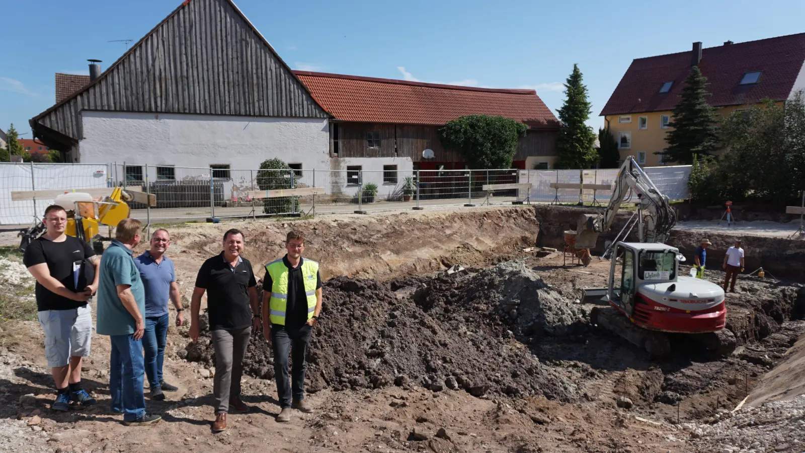 Baustellenbesichtigung in Burgoberbachs Ortsmitte: Bürgermeister Gerhard Rammler und Architekt Michael Ruppert (Zweiter und Dritter von rechts) sind zufrieden mit dem schnellen Fortschritt der Firma Hähnlein. (Foto: Andrea Walke)