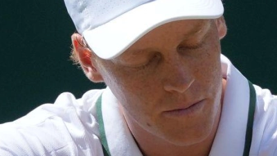 Jannik Sinner kam in der ersten Runde ins Wanken. (Foto: Kin Cheung/AP/dpa)