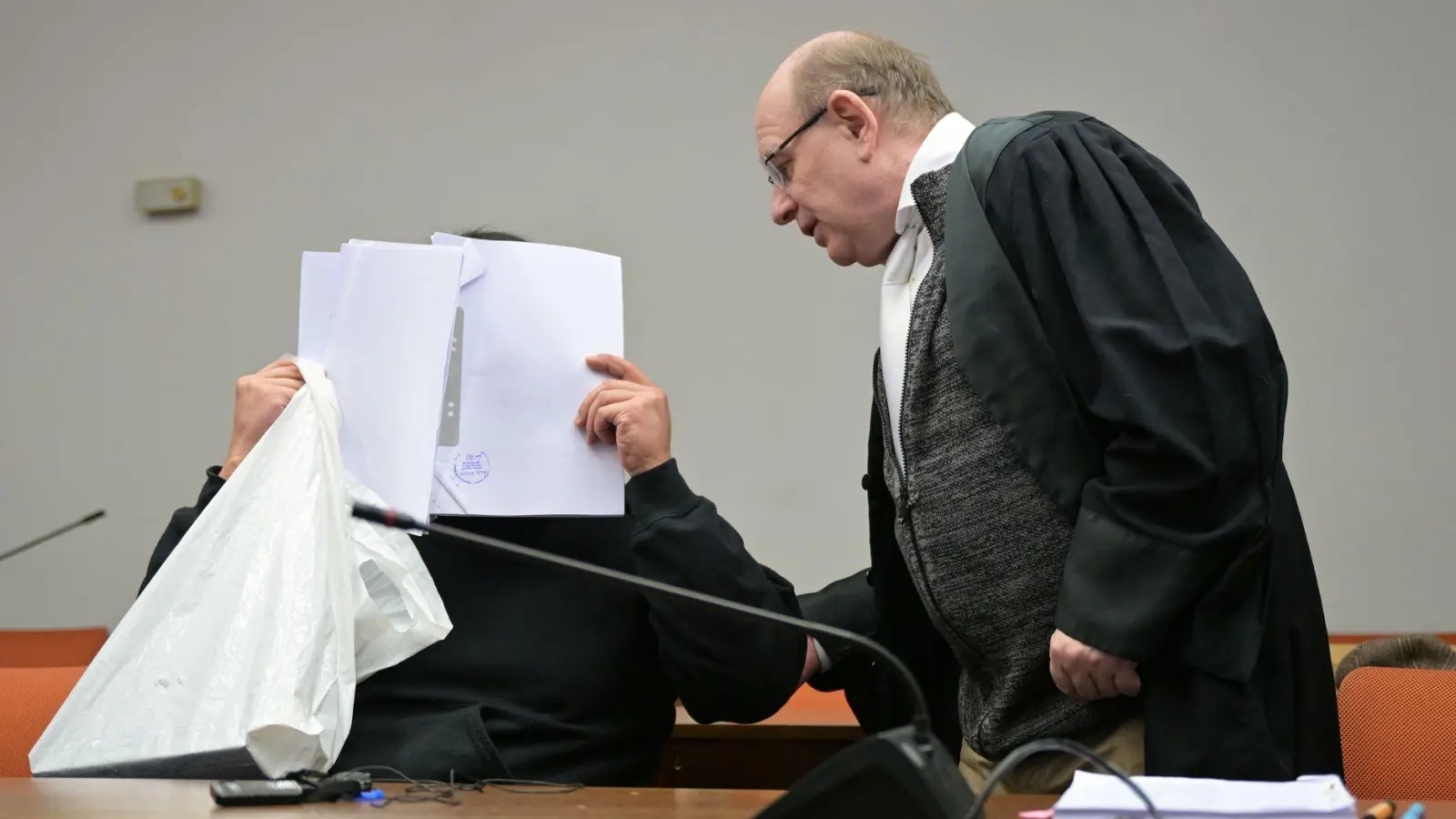 Der Student verbarg sein Gesicht zu Beginn des Prozesses. (Foto: Malin Wunderlich/dpa)