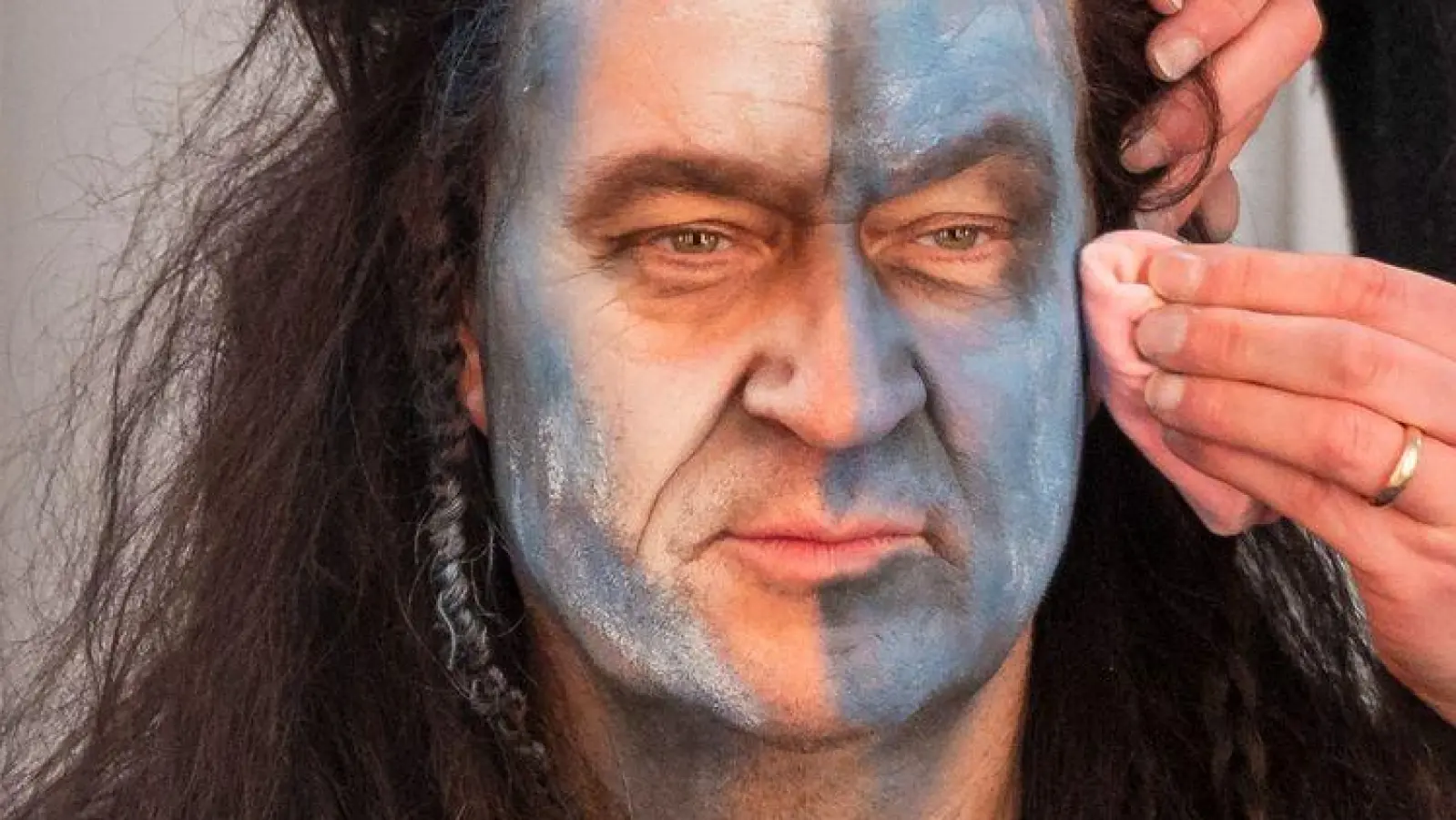 Veitshöchheim: Ministerpräsident Söder verwandelt sich für Fastnacht in Franken in Braveheart-Figur (Foto: Daniel Vogl/dpa)