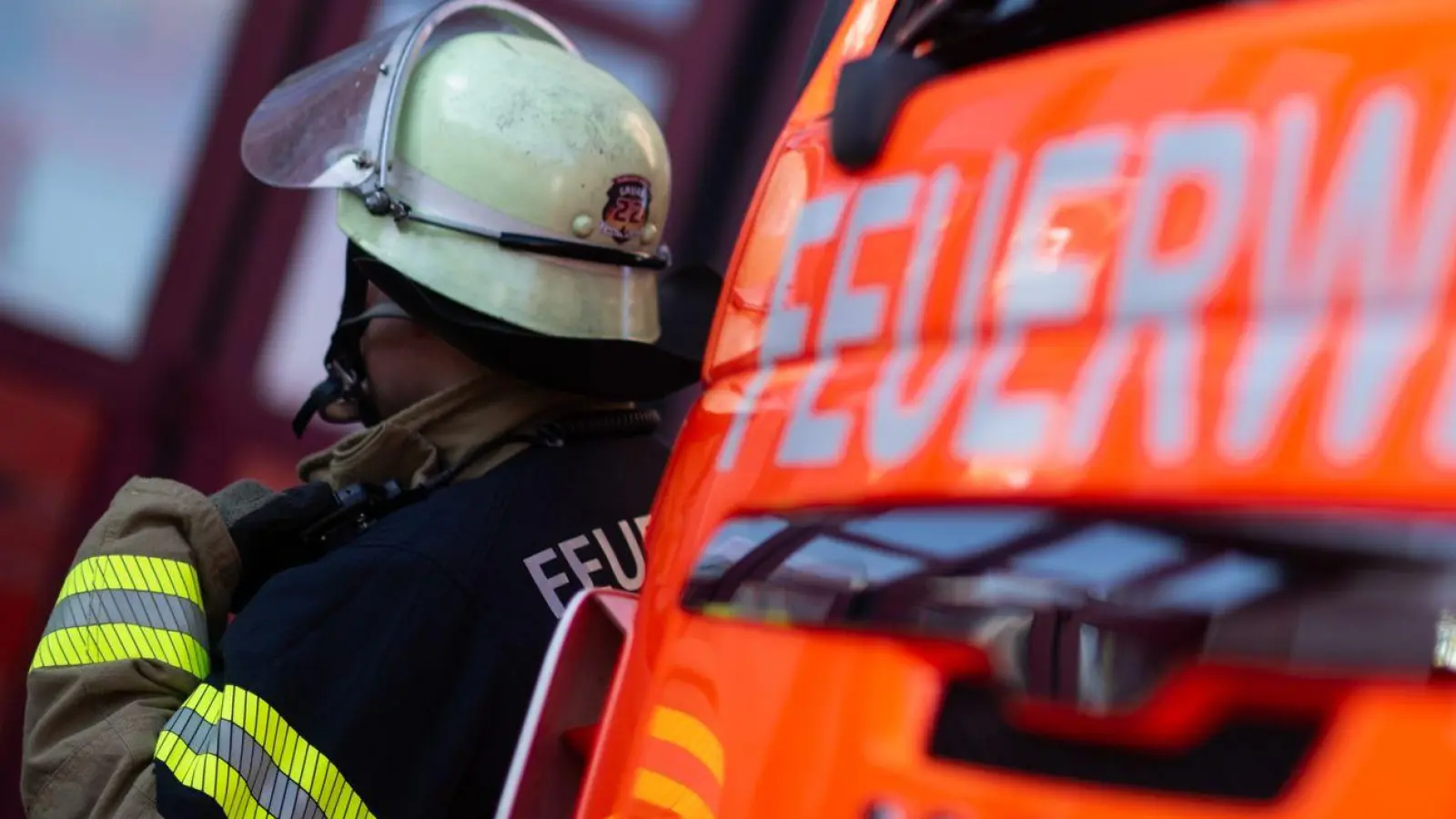 Ein Feuerwehrmann wird bei den Löscharbeiten leicht verletzt. (Symbolbild) (Foto: Marijan Murat/dpa)