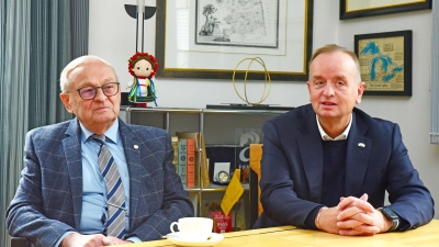 Friedrich Hilterhaus feiert am Sonntag, 30. November, seinen 85. Geburtstag. Unser Foto zeigt ihn mit Ansbachs Oberbürgermeister Thomas Deffner bei einer Besprechung, als um die Verleihung der Ehrenbürgerwürde ging. (Foto: Irmeli Pohl)