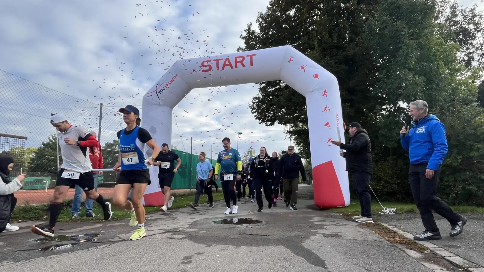 Im Konfettiregen eröffnete Skisprung-Ass Jens Weißflog (rechts) den Bad Windsheimer Marathon am Gelände des Tennisclubs am frühen Sonntagmorgen. (Foto: Volker Raab)