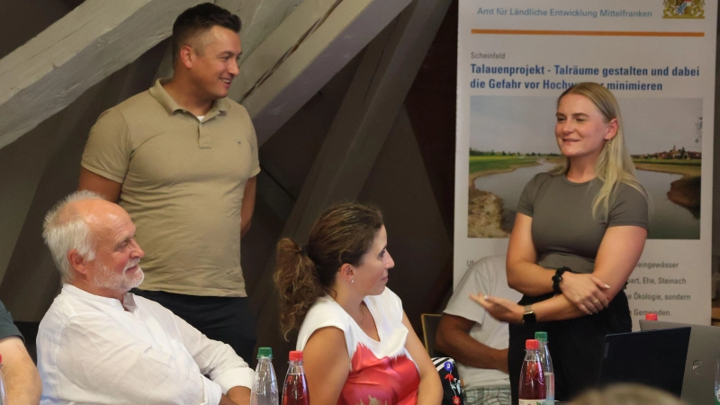Die beiden Tennet-Vertreter Michael Sprenger und Aylin Kiyici (stehend) erläuterten im Bürgersaal den Stadtratsmitgliedern (im Foto Dr. Berthold Krabbe und Sandra Lechner) und dem vielköpfigen Publikum den Sachstand der Umspannwerk-Planung. (Foto: Andreas Reum)