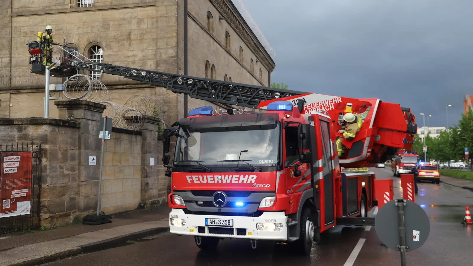 Kein schlechter Scherz, sondern Training für den Ernstfall: Die Drehleiter rückt an ein vergittertes Fenster der JVA Ansbach. (Foto: Oliver Herbst)