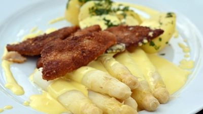 Diejenigen, die Spargel mögen, essen ihn am liebsten mit Sauce hollandaise (einer Soße, die ursprünglich nur aus Butter, Eigelb und einer Reduktion aus Weißwein besteht). (Archivbild) (Foto: Martin Schutt/dpa)