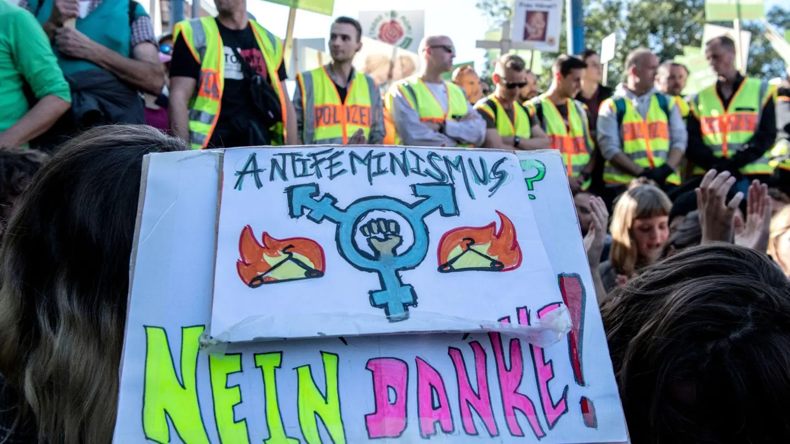 Bei der neuen Meldestelle für Antifeminismus können Betroffene feindselige Äußerungen oder Bedrohungen melden und Beratung erhalten. Das Angebot wird offensichtlich genutzt. (Foto: Paul Zinken/dpa)