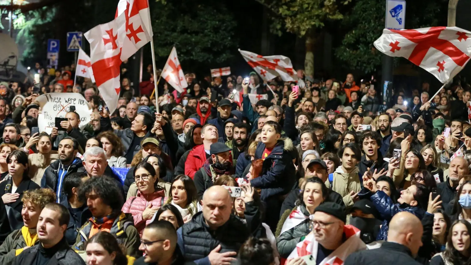 Nach der Wahl hatte die prowestliche Opposition in Georgien erklärt, dass sie das Ergebnis nicht anerkenne, und zu Protesten aufgerufen. (Archivbild) (Foto: Zurab Tsertsvadze/AP)