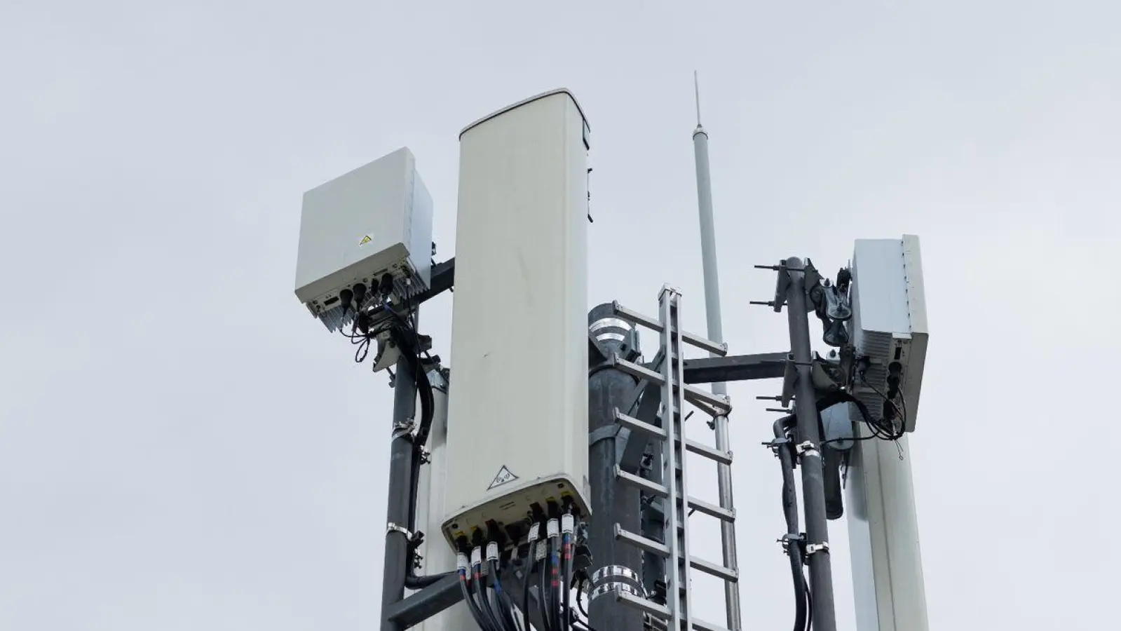 Ein Mobilfunksendemast: Die Telekommunikationsanbieter sind von dem Minderungsrecht wenig begeistert. (Foto: Rolf Vennenbernd/dpa)