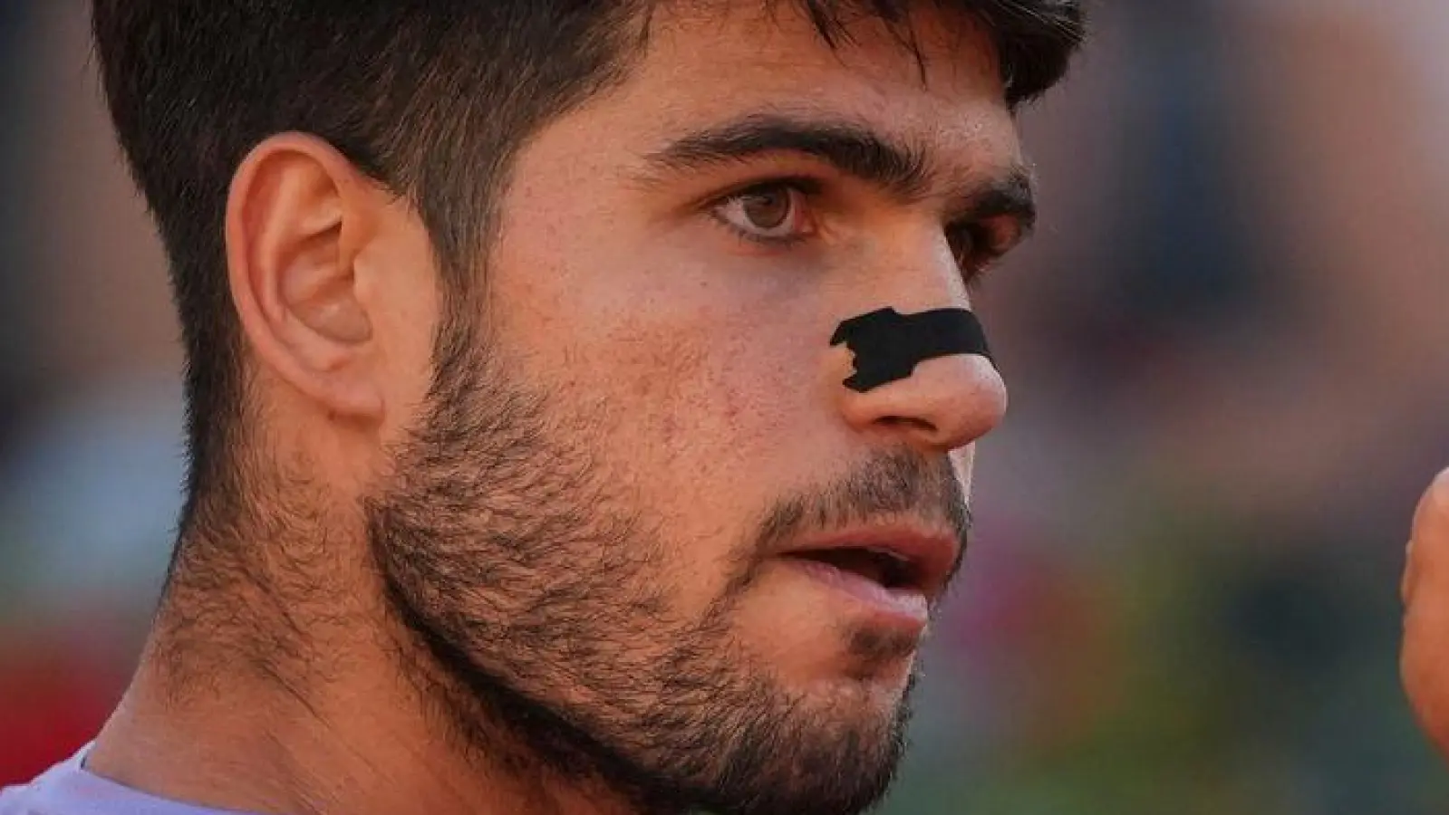 Carlos Alcaraz bezwingt Lokalmatador Sinner nach einem engen ersten Satz. (Foto: Alessandra Tarantino/AP/dpa)