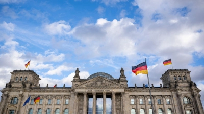 Am 1. Juli erhalten die Abgeordneten des Bundestags mehr Geld. (Foto: Monika Skolimowska/dpa)