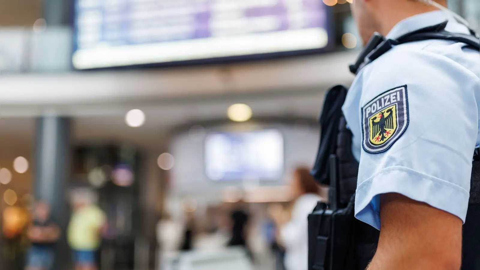 In der Haupthalle des Nürnberger Hauptbahnhofs griff ein 43-Jähriger mehrere Reisende an. (Symbolbild) (Foto: Daniel Karmann/dpa)