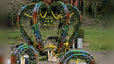 Liebevoll und bunt gestaltet wurde der Osterbrunnen in Seitendorf, einem Ortsteil von Heilsbronn. Als schmückendes Beiwerk gesellen sich auch noch drei Hasenfiguren dazu. (Foto: Ralf Hanisch)