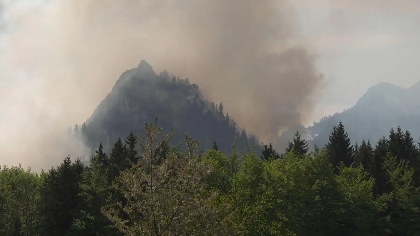 An dem 1.270 Meter hohen Berg bei Ruhpolding lodern seit Sonntagabend die Flammen. (Archivbild) (Foto: Gabriel Neumayr/dpa)
