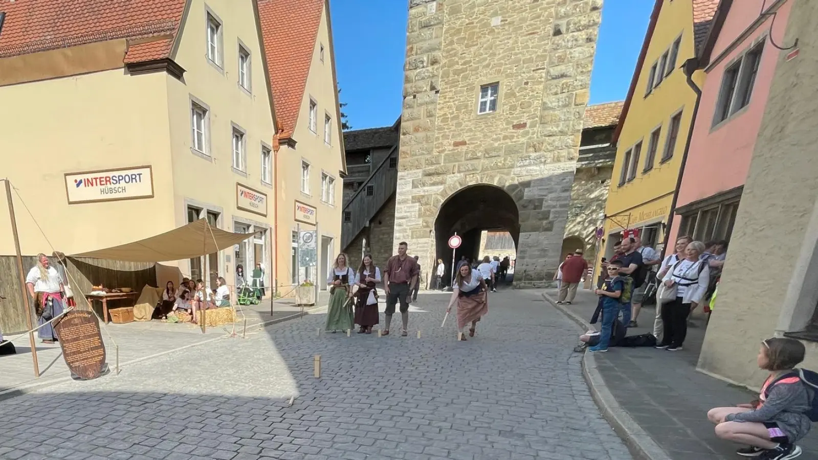 Zweiter Tag bei den Pfingsfestspielen in Rothenburg. Bei bestem Wetter gibt es überall in der Stadt mittelalterliches Treiben zu bewundern. (Foto: Gerhard Krämer)