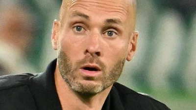 Bleibt vorerst Wolfsburg-Trainer: Der Niederländer Paul Simonis. (Foto: Swen Pförtner/dpa)