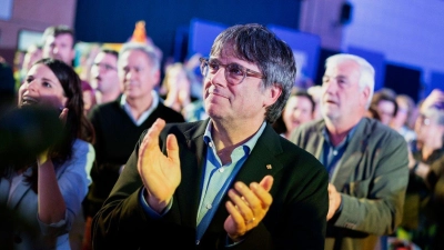 Carles Puigdemont bei einer Wahlkampfveranstaltung im französischen Argèles-sur-Mer. Der 61-Jährige will wieder als Regierungschef in den Palau de la Generalitat in Barcelona einziehen. (Foto: Joan Mateu/AP)