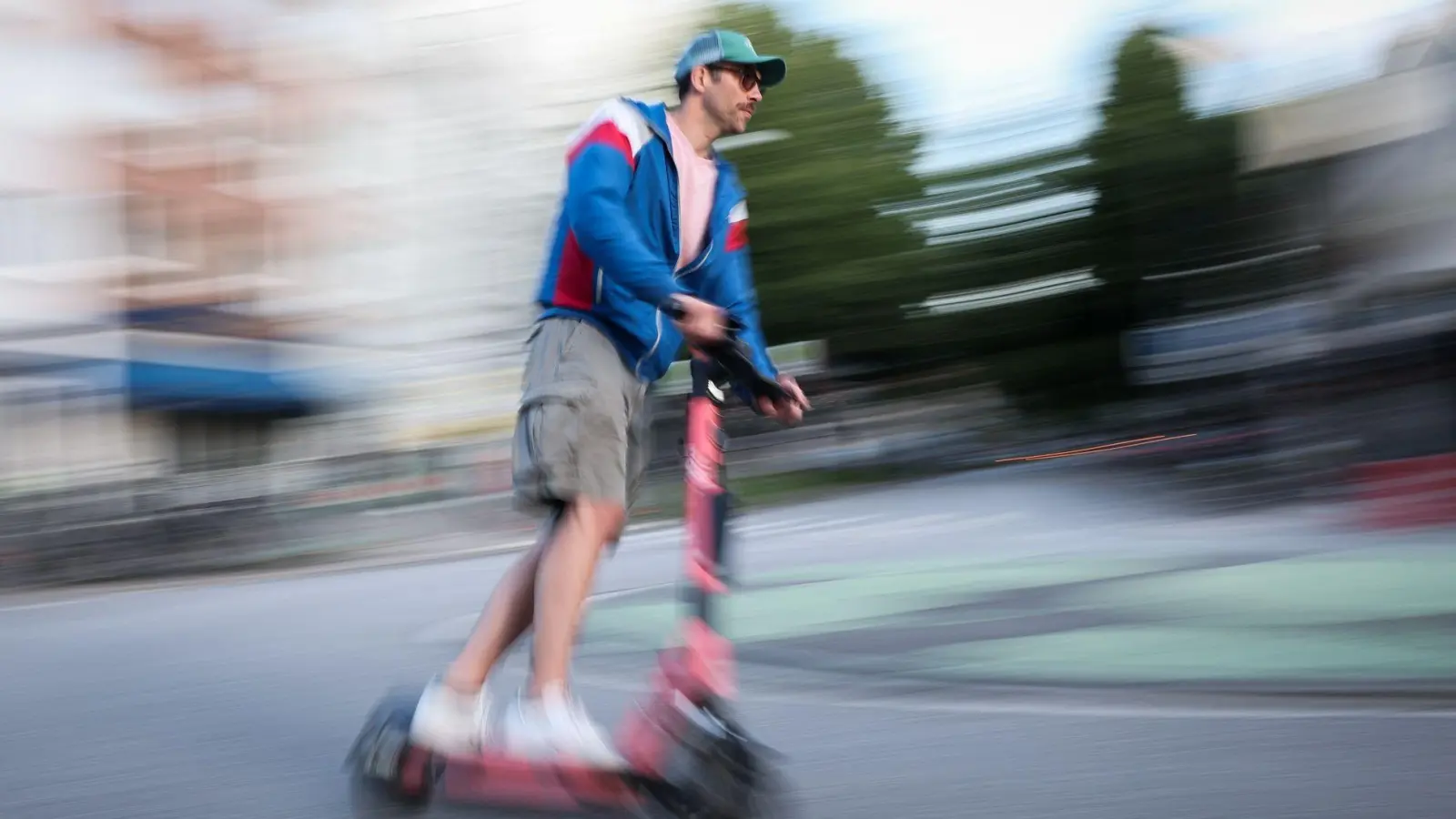 In Madrid wird man künftig nur mit eigenen E-Scootern fahren dürfen. (Symbolbild) (Foto: Christian Charisius/dpa)