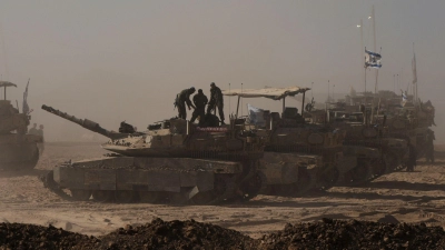Israelische Soldaten auf dem Dach eines Panzers an der Gaza-Grenze.  (Foto: Maya Levin/AP/dpa)