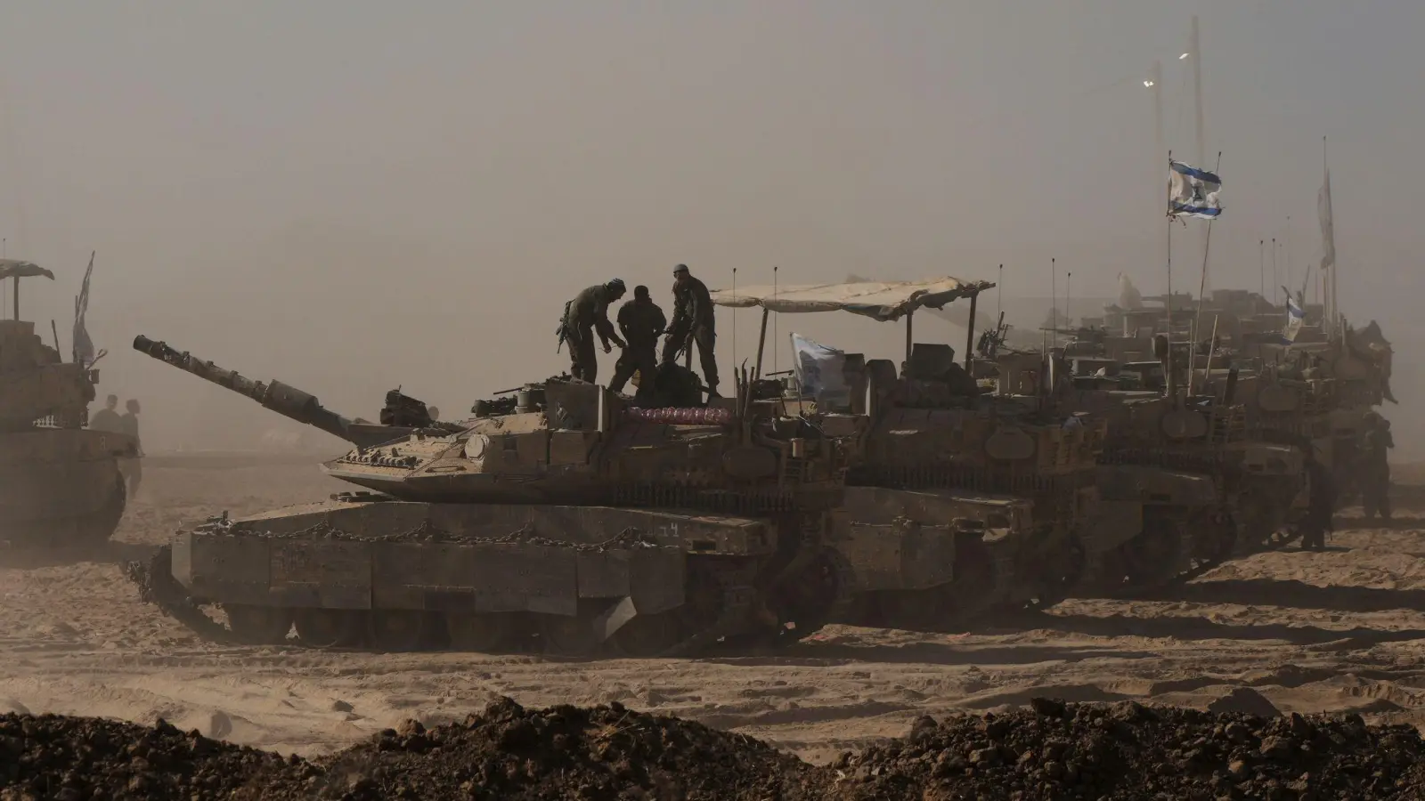 Israelische Soldaten auf dem Dach eines Panzers an der Gaza-Grenze.  (Foto: Maya Levin/AP/dpa)