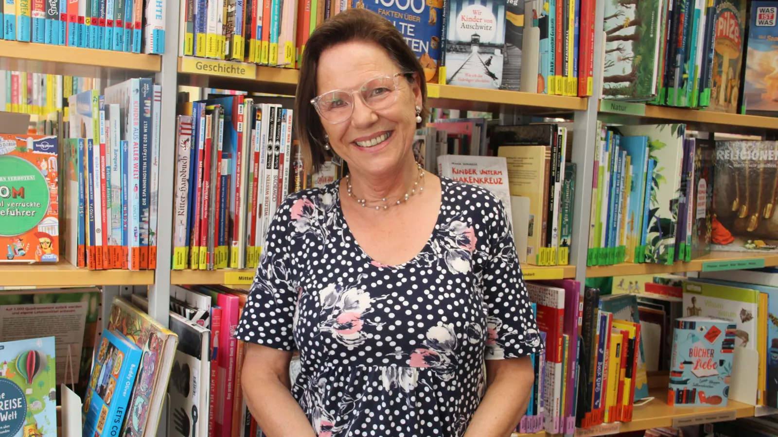 Susanne Landgraf hatte während ihrer Stadtratszeit die Pflegschaft für die Bücherei inne. Hier liest sie auch Kindern ab drei Jahren vor. (Foto: Clarissa Kleinschrot)