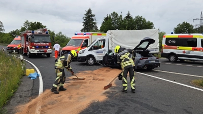 Die B8 zwischen Emskirchen und der Einfahrt Sixtmühle musste voll gesperrt werden. Das Foto zeigt Feuerwehrkräfte bei Arbeiten an der Fahrbahn. So waren Betriebsstoffe ausgelaufen, die gebunden werden mussten. (Foto: Kreisfeuerwehrverband/Rainer Weiskirchen )