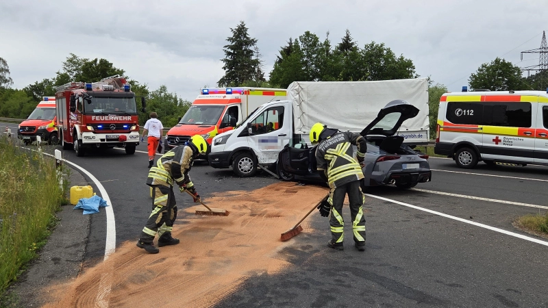 Die B8 zwischen Emskirchen und der Einfahrt Sixtmühle musste voll gesperrt werden. Das Foto zeigt Feuerwehrkräfte bei Arbeiten an der Fahrbahn. So waren Betriebsstoffe ausgelaufen, die gebunden werden mussten. (Foto: Kreisfeuerwehrverband/Rainer Weiskirchen )