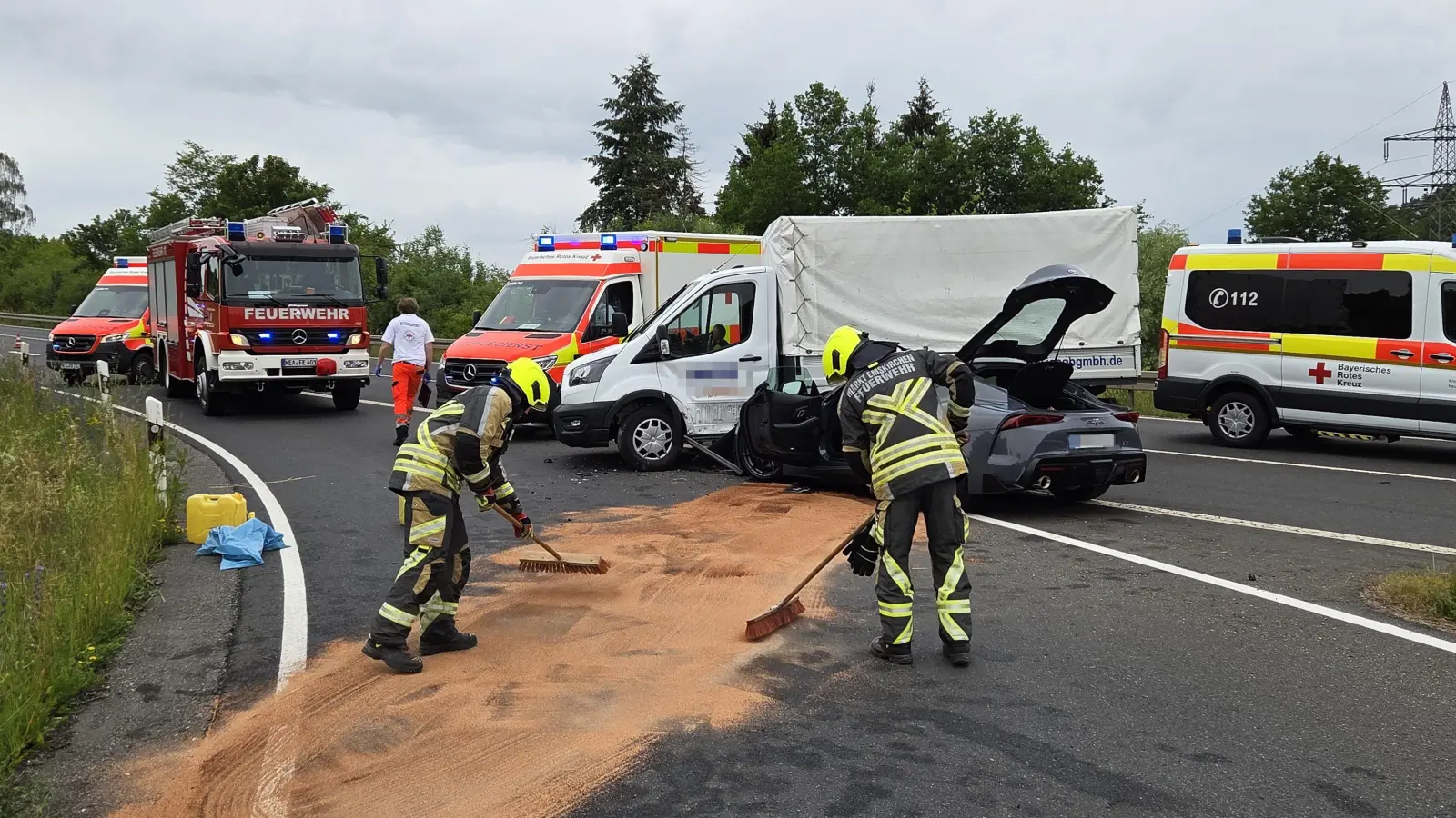 Die B8 zwischen Emskirchen und der Einfahrt Sixtmühle musste voll gesperrt werden. Das Foto zeigt Feuerwehrkräfte bei Arbeiten an der Fahrbahn. So waren Betriebsstoffe ausgelaufen, die gebunden werden mussten. (Foto: Rainer Weiskirchen )