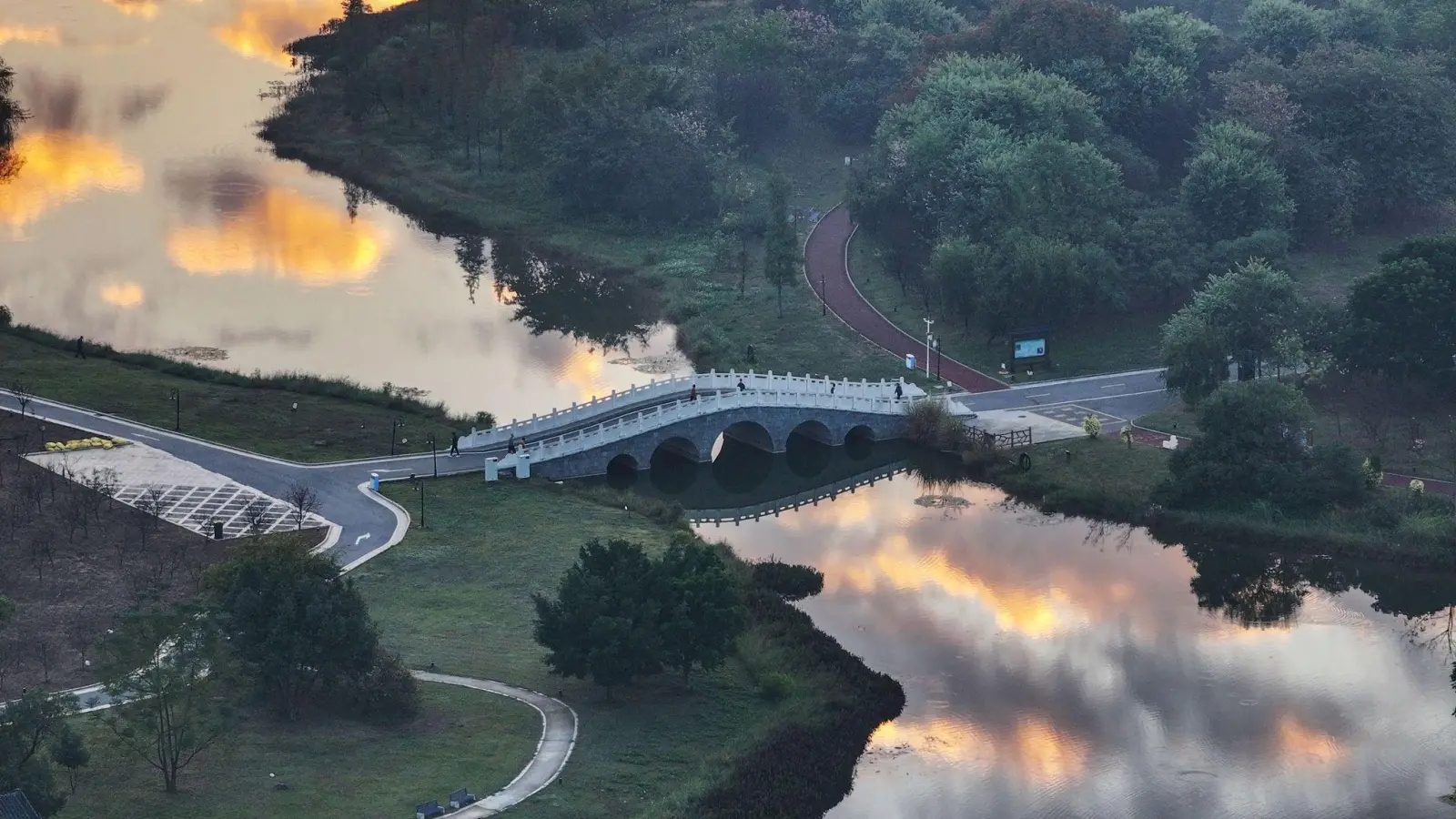 Spiegelbild - Himmel über Hezhou in China (Foto: Yu Xiangquan/XinHua/dpa)