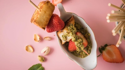 Brioche-Obst-Spieße können noch mit einem Extra-Frischekick zum Eintunken kombiniert werden: einem Dip aus Limetten, Pistazien und Minze. (Foto: Christin Klose/dpa-tmn)
