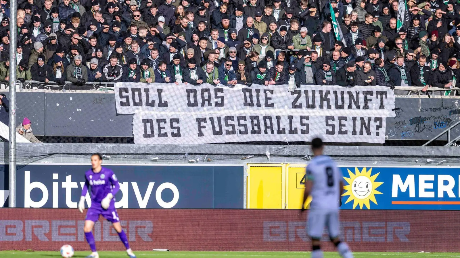Die Fans protestieren weiter gegen die geplanten Maßnahmen der Politik in Fußball-Stadien.  (Foto: David Inderlied/dpa)