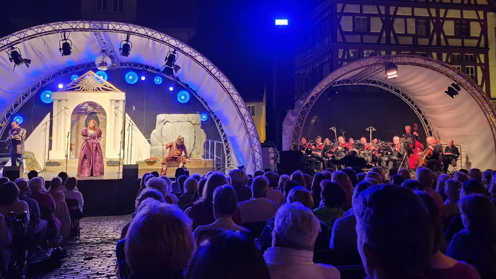 Die „Zauberflöte” spielte sich auf zwei Bühnen ab: Links waren die Sängerinnen und Sänger zugange, während das Orchester rechts den instrumentalen Rahmen beisteuerte. (Foto: Margit Schwandt)