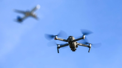 Unerlaubte Drohnenüberflüge zum Beispiel in der Nähe von Flughäfen sind keine Seltenheit. (Symbolbild) (Foto: Jan Woitas/dpa)
