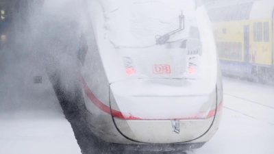 Hier geht erst mal nichts mehr: Wer bei Schnee oder Glätte zu spät oder gar nicht zur Arbeit kommt, muss mit Lohnausfällen rechnen. (Foto: Julian Stratenschulte/dpa/dpa-tmn)