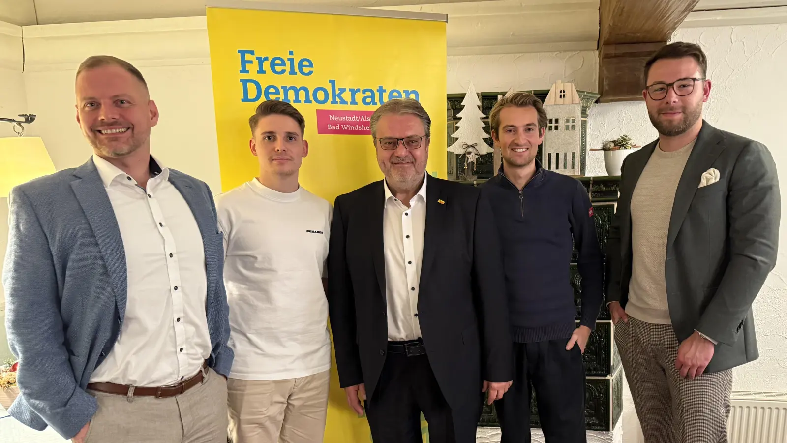 Dieses FDP-Team will in den Neustädter Stadtrat (von links): Johannes Loesch, Timo Streiter, Gerd Scheuenstuhl, Ruben Schober und Dominik Tischer. (Foto: Sylvia Fehlinger)