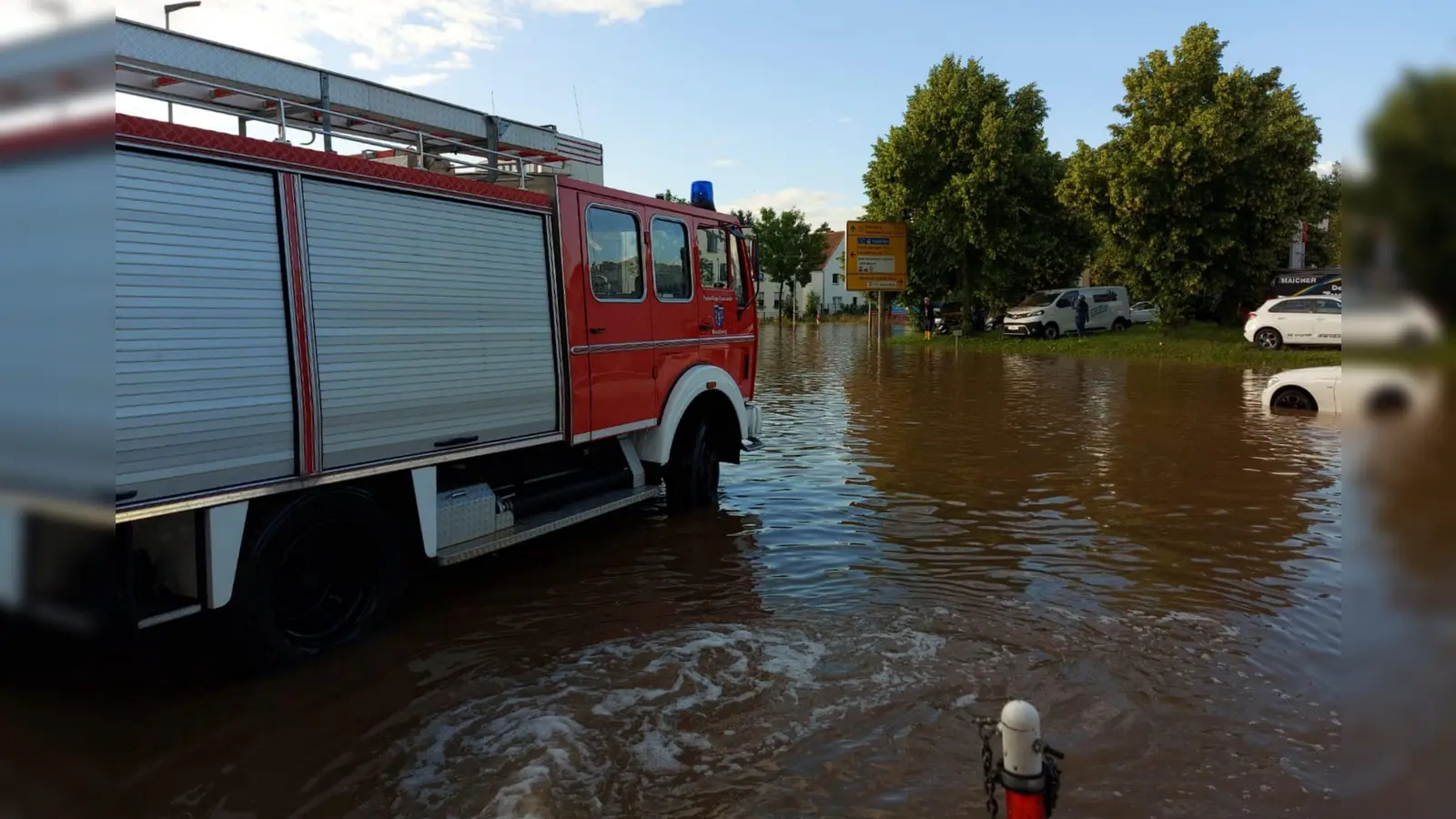 Dieses Tanklöschfahrzeug dient der FFW Bruckberg nun seit 44 Jahren. Auf dem Bild ist es beim Hochwassereinsatz im Juli 2021 in Ansbach zu sehen. Nun soll der Tanker ersetzt werden. (Foto: Georg Carl)