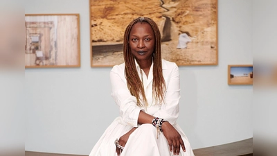 Die aus Kamerun stammende Künstlerin Koyo Kouoh sollte 2026 die 61. Ausgabe der Kunstbiennale in Venedig kuratieren.  (Foto: Mirjam Kluka/La Biennale die Venezia/dpa)