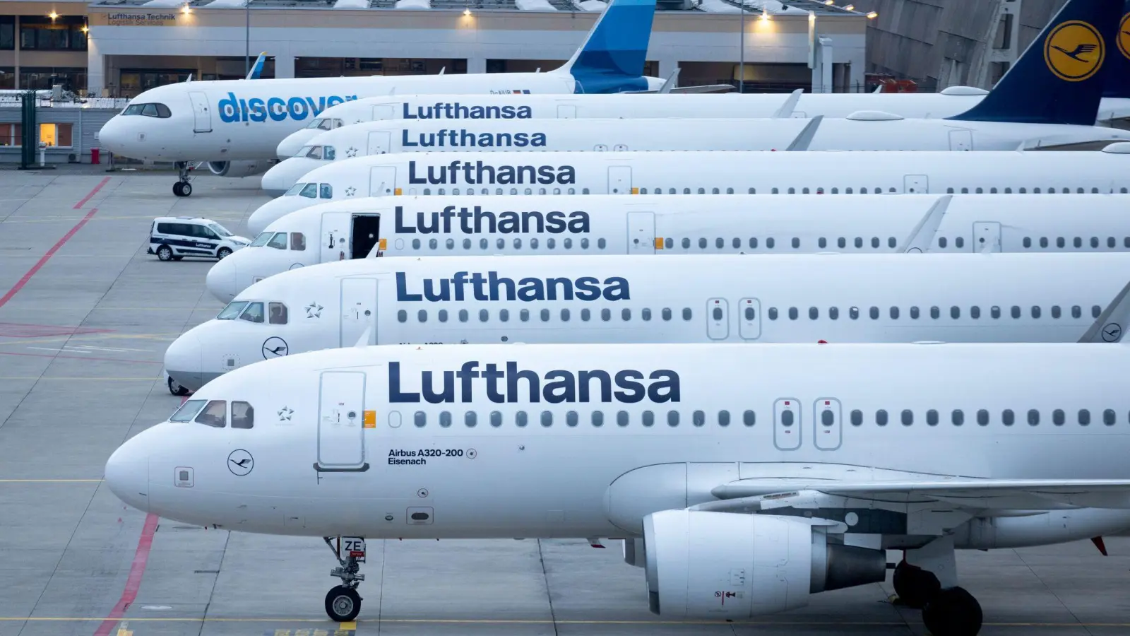 Nach den Piloten haben sich nun auch die Flugbegleiter der Lufthansa bereit für Arbeitskämpfe gemacht. (Foto: Lando Hass/dpa)