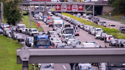 Lange Staus bildeten sich während der bayerischen Sommerferien auch heuer wieder (Symbolbild). (Foto: Sven Hoppe/dpa)