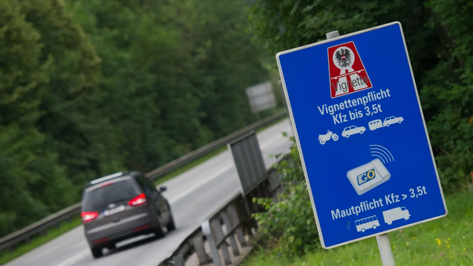 In Österreich kann die Vignette ab 1. Dezember 2026 nur noch digital erworben werden. (Archivbild) (Foto: picture alliance / dpa)