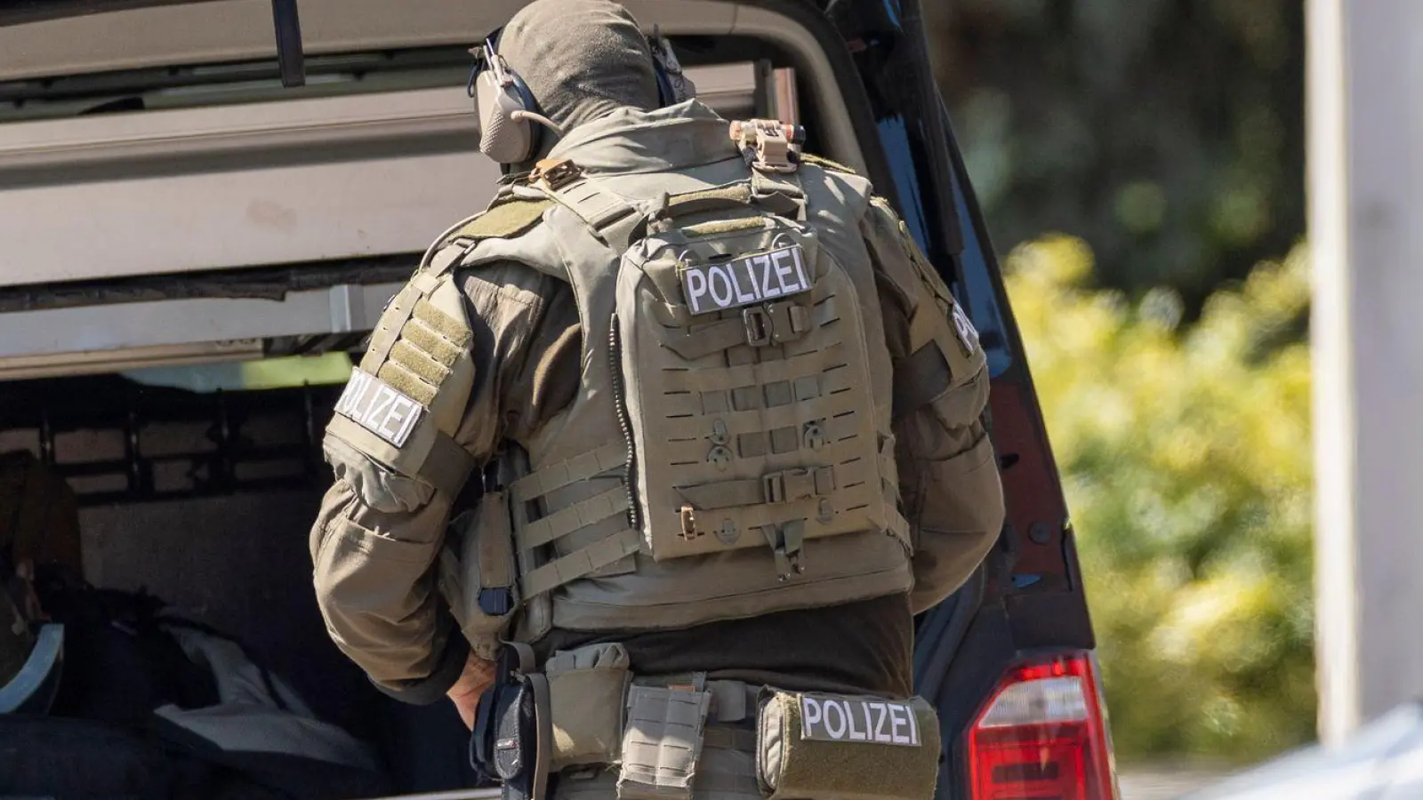 SEK-Kräfte nehmen nach dem Angriff einen Verdächtigen fest. (Symbolbild) (Foto: Heiko Becker/dpa)