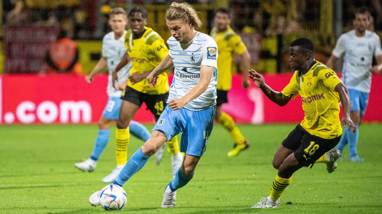 Jesper Verlaat von 1860 München (l) und Youssoufa Moukoko von Borussia Dortmund im Zweikampf um den Ball. (Foto: Matthias Balk/dpa)