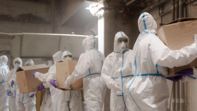 Polizisten in Schutzanzügen verladen sichergestelltes Kokain (unbekannter Aufnahmeort, unbekanntes Aufnahmedatum). (Foto: Innenministerium Baden-Württemberg/dpa)