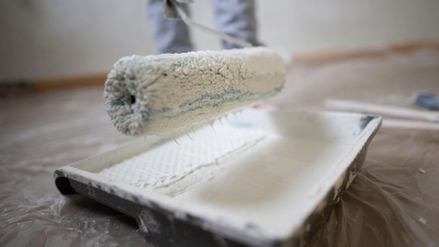 Für Malerarbeiten beispielsweise sind keine Vergleichsangebote nötig. (Archivbild) (Foto: Sebastian Gollnow/dpa)